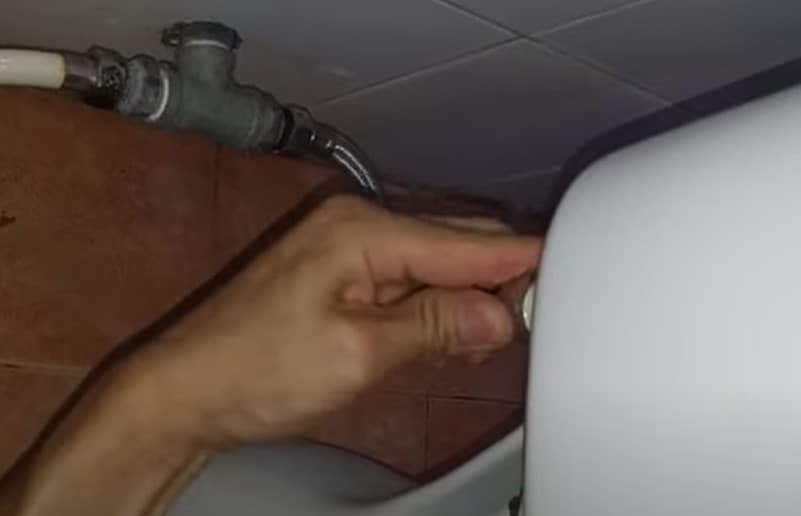Thao tác thay vòng đệm cao su ở đáy két nước bồn cầu