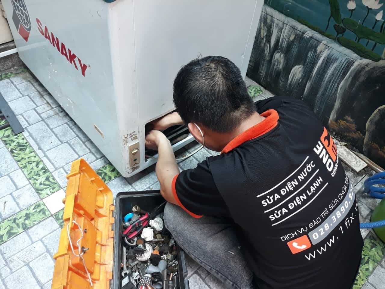 Thợ 1Fix mang bộ đồ nghề đo điện kiểm tra thiết bị tại nhà khách hàng