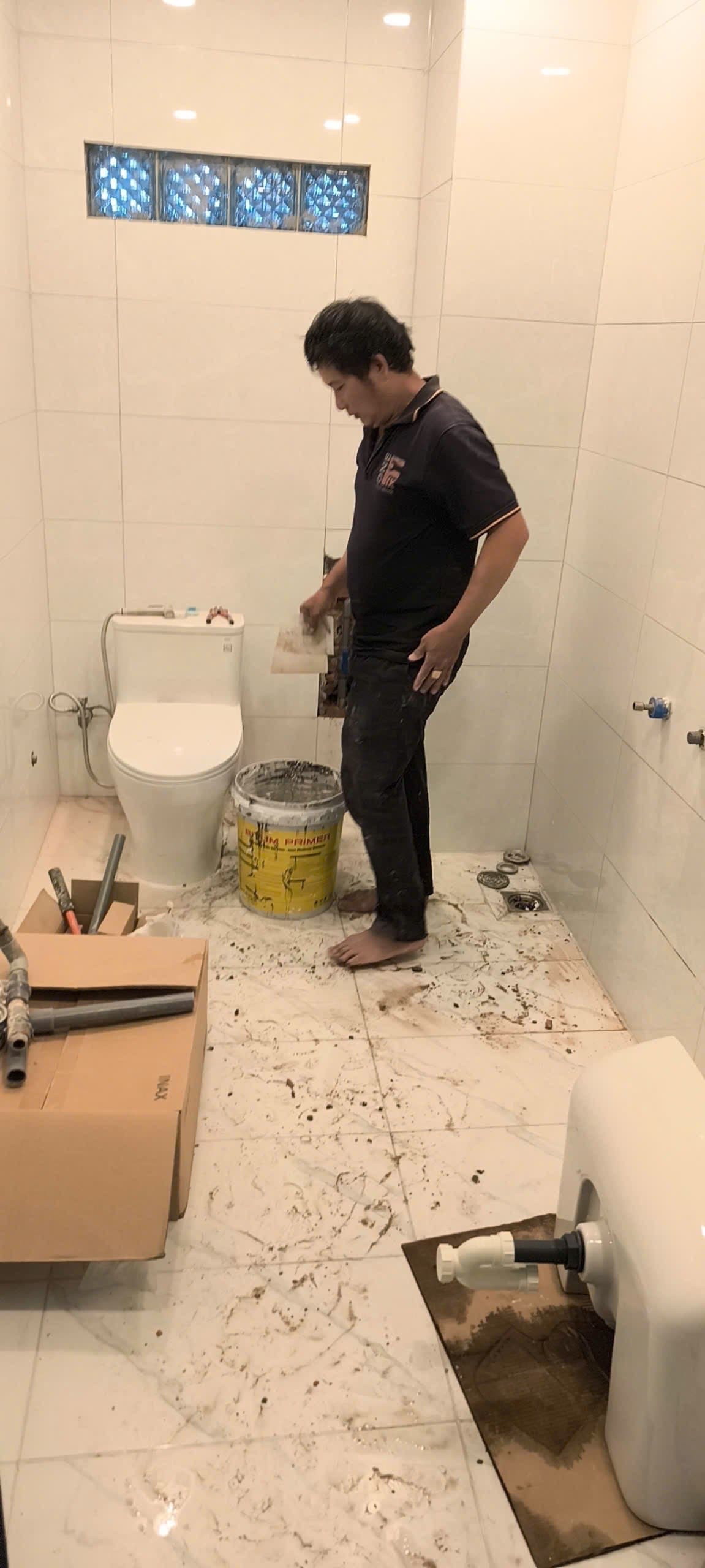 Trước khi sửa: kiểm tra và thay khóa nước trong tường tại Tân Phú