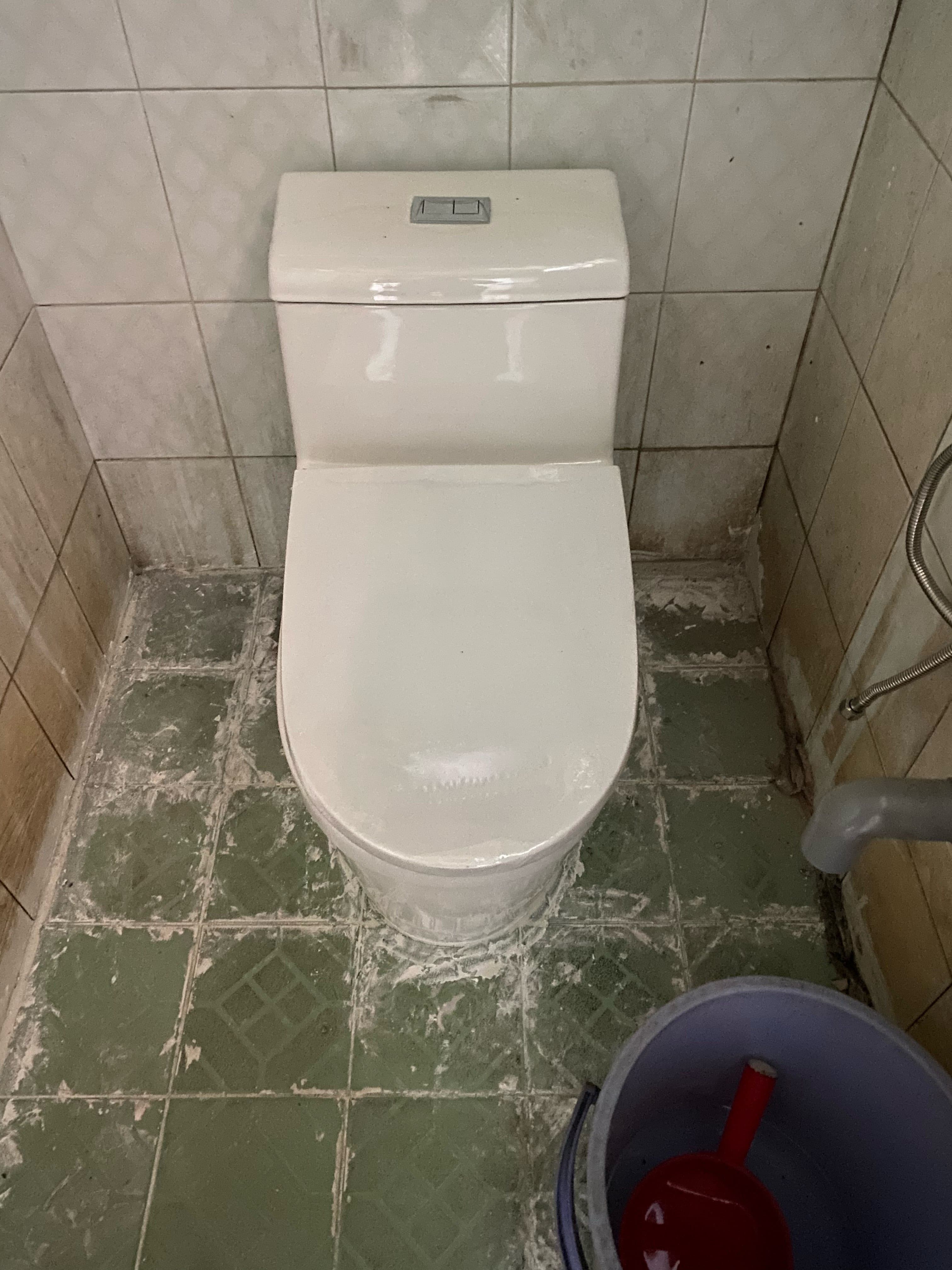 Kết quả Bồn cầu cũ xài lâu quá rồi, lại bị ố vàng hết cả, quyết định thay mới luôn cho sạch sẽ tại xã Vĩnh Lộc B, Bình Chánh — thợ Dương Oai