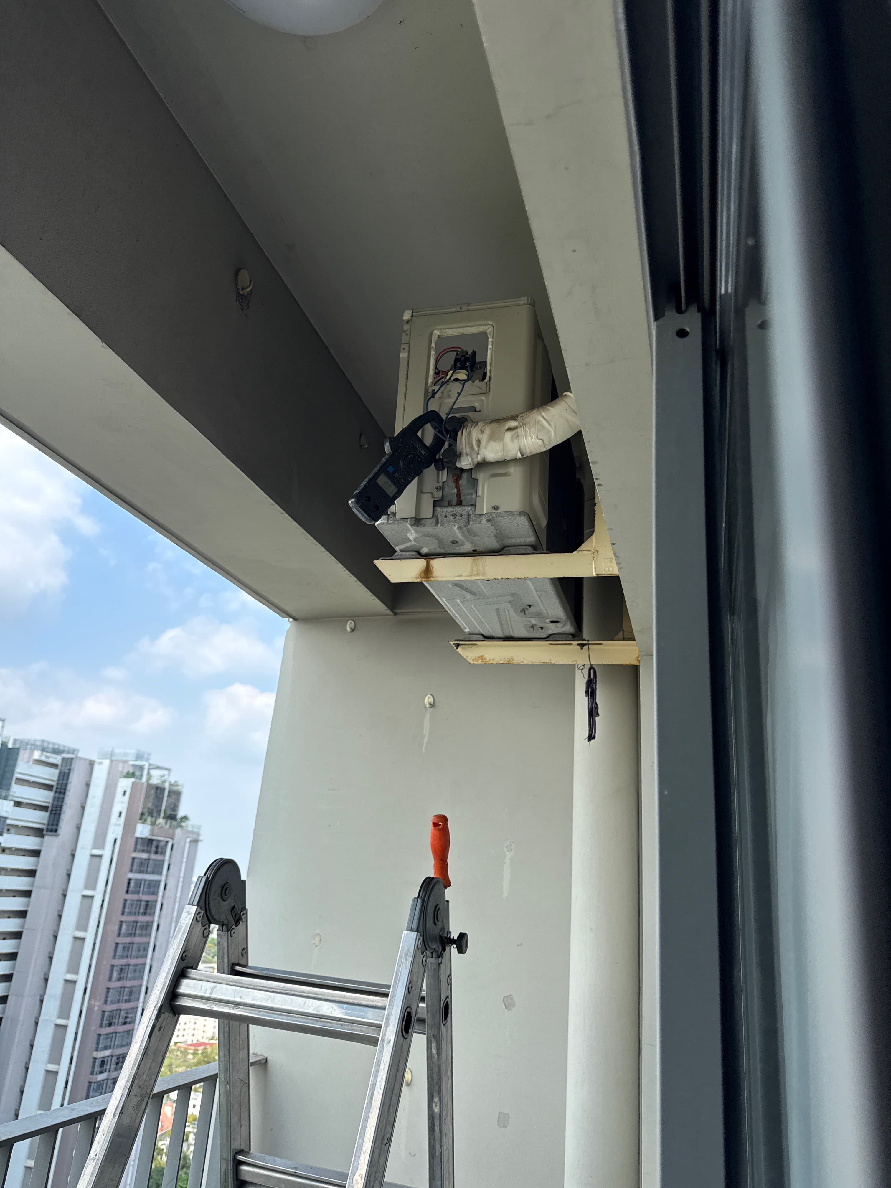 Trước khi sửa: Máy lạnh không lạnh, nhắn tin zalo tại Quận 2