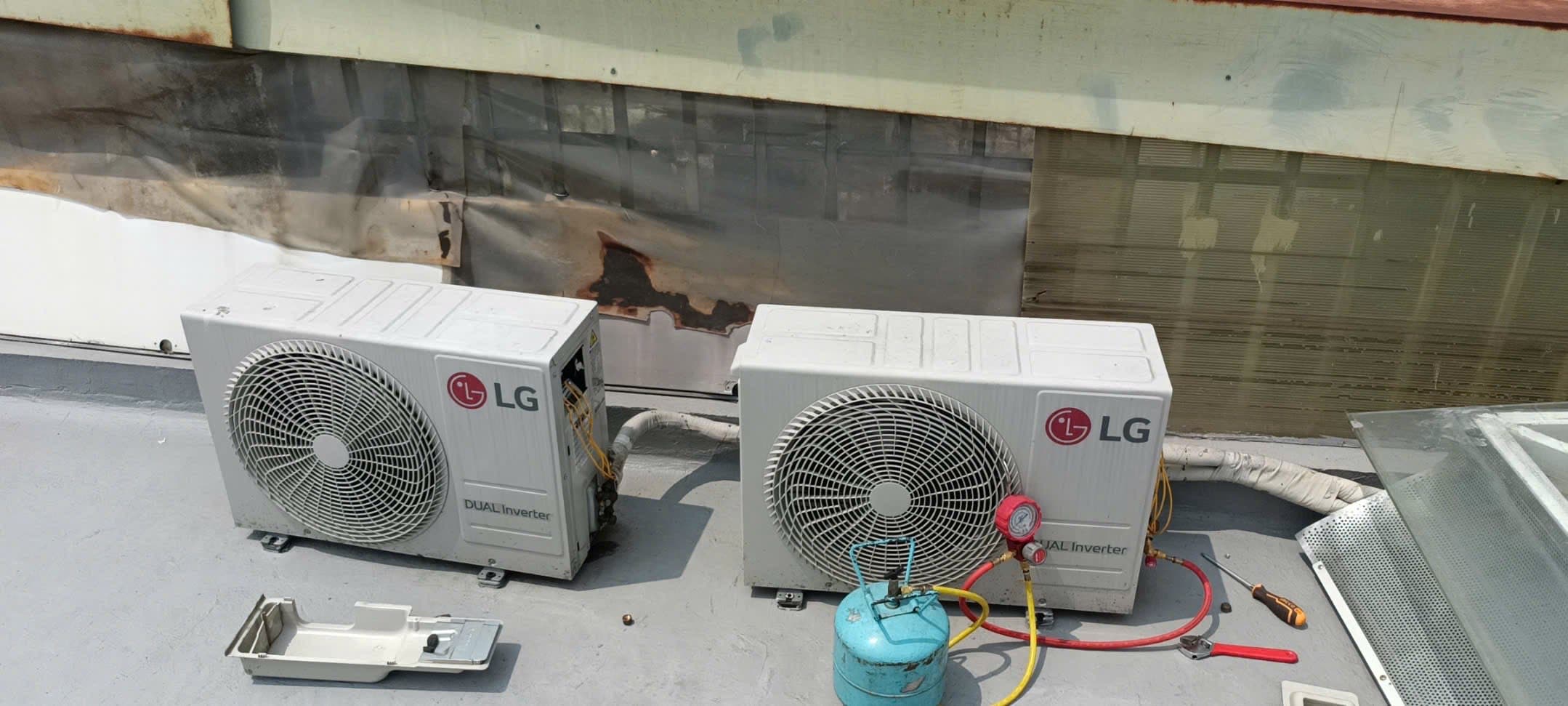 Trước khi sửa: Dịch vụ khác | Vệ sinh máy lạnh - Vệ sinh và bơm ga 2 máy lạnh treo tường tại TPHCM