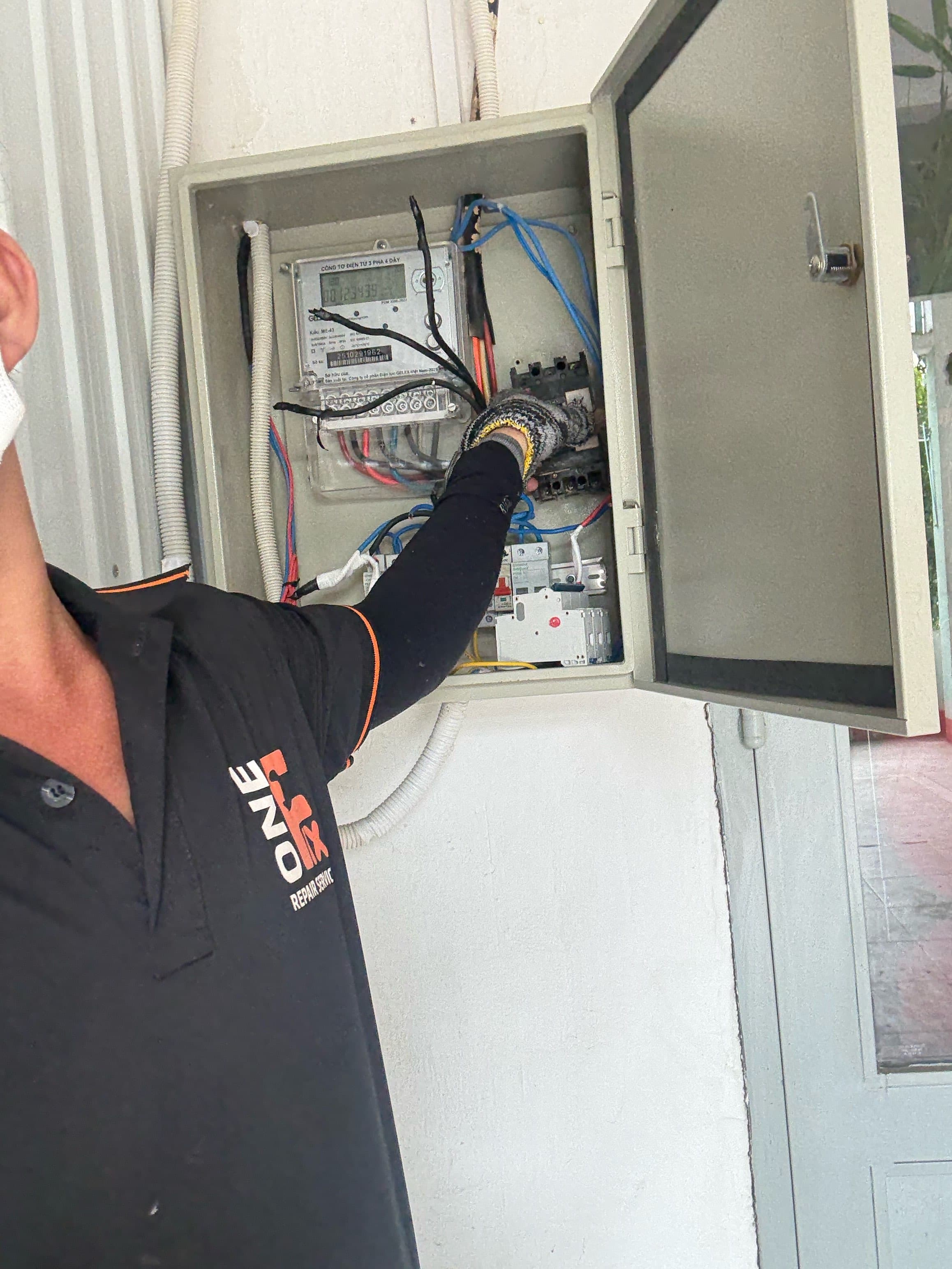 Trước khi sửa: Thay thế CB 3 pha Schneider chống quá tải tại TPHCM tại TPHCM