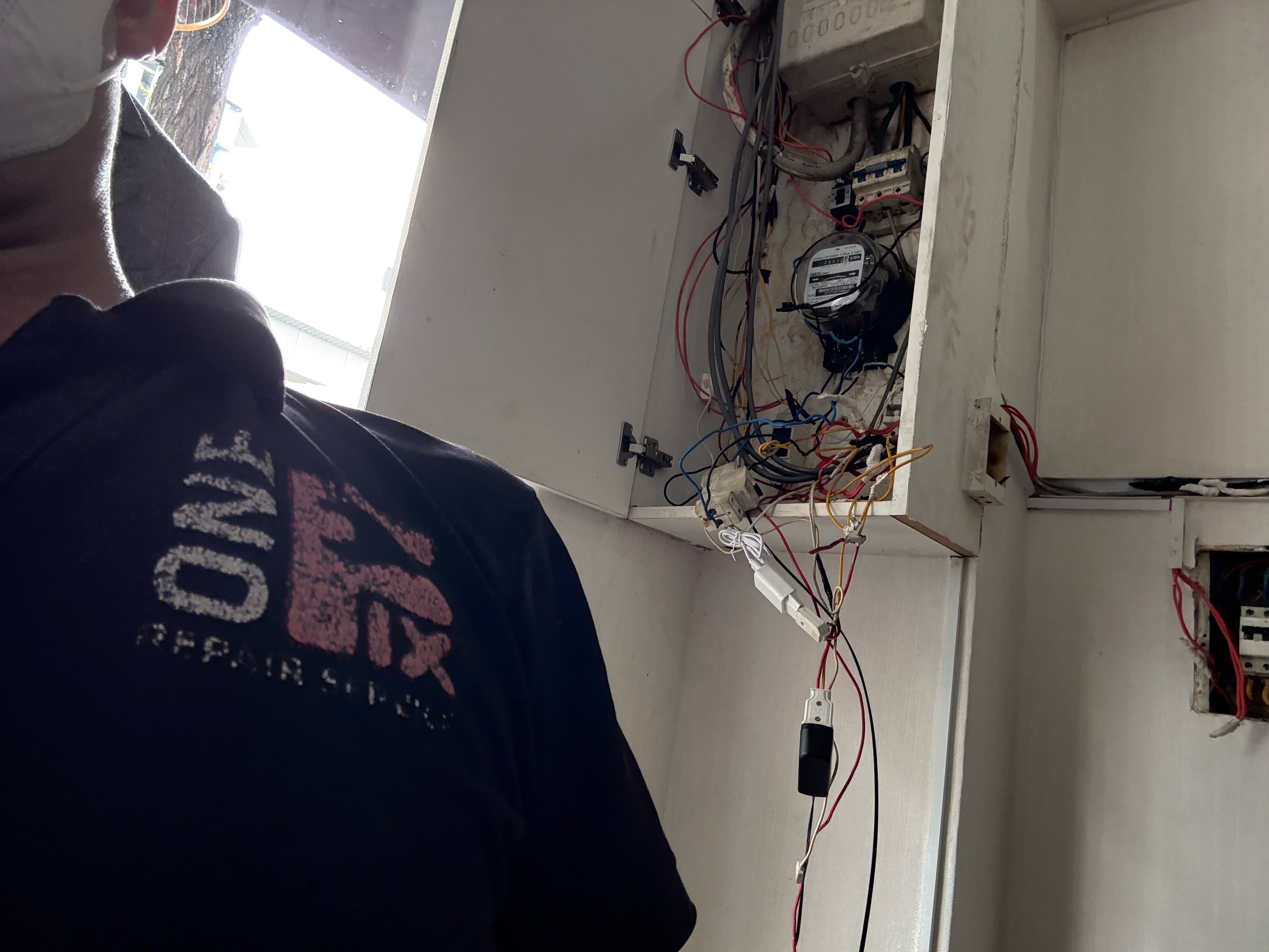 Trước khi sửa: Thay thế dây dẫn và lắp đặt CB tủ điện tại TPHCM tại TPHCM