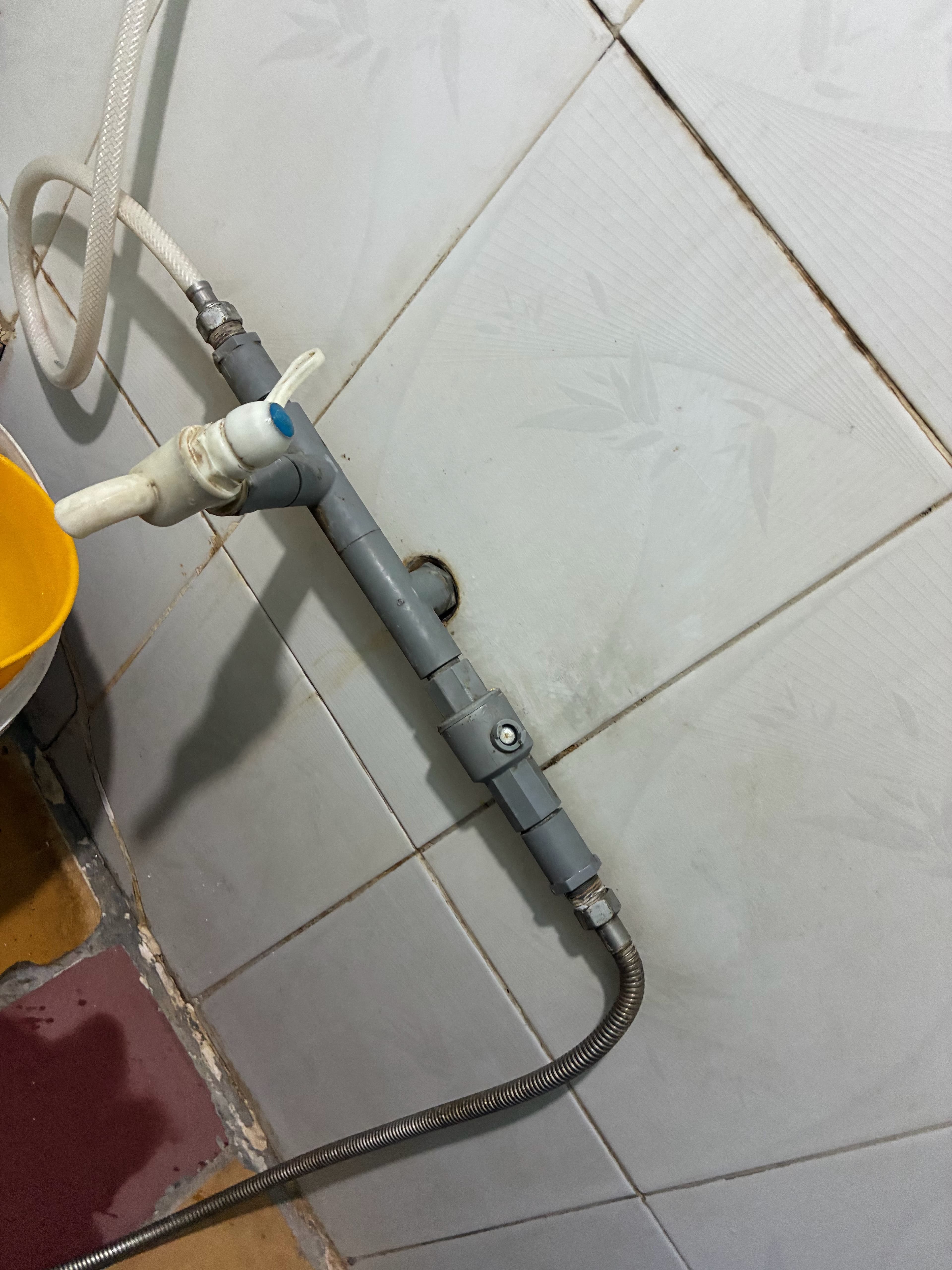 Trước khi sửa: Thay ống nước rò rỉ, lắp van khóa tại TPHCM tại TPHCM