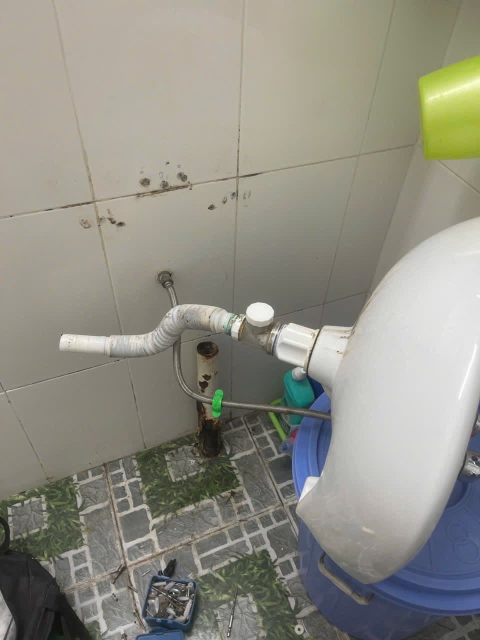 Trước khi sửa: Gia cố lavabo bị xệ và thay bộ xả tại Quận 3 tại Quận 3