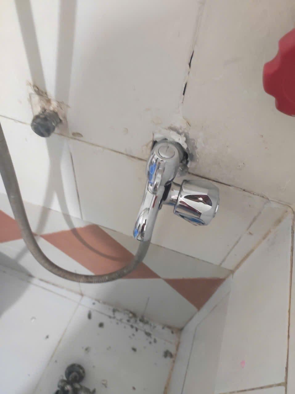 Thay vòi sen tắm bị rò rỉ nước tại TPHCM giá rẻ tại TPHCM