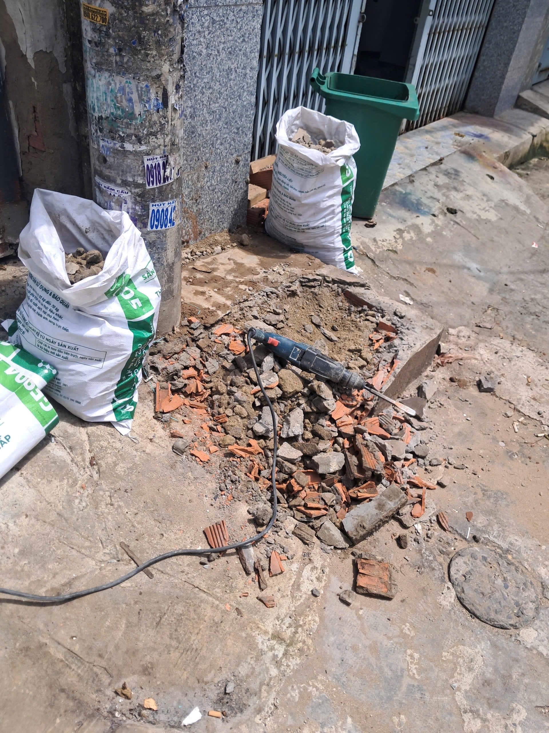 Trước sửa hố ga tại TPHCM — thợ Bùi Văn An