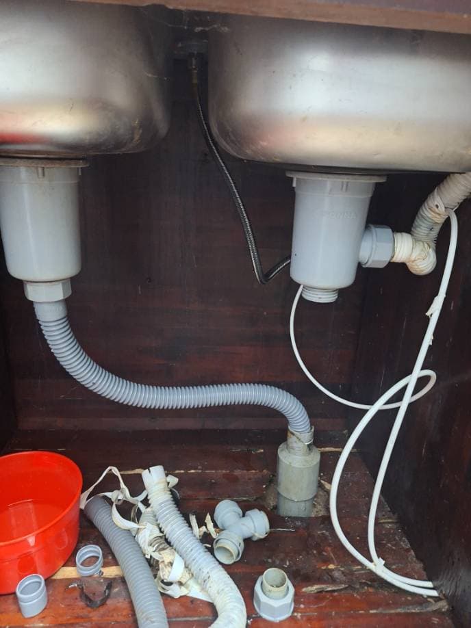 Trước sửa: Sửa bồn rửa chén bị rò rỉ nước tại TPHCM — thợ Trần Quốc Đông