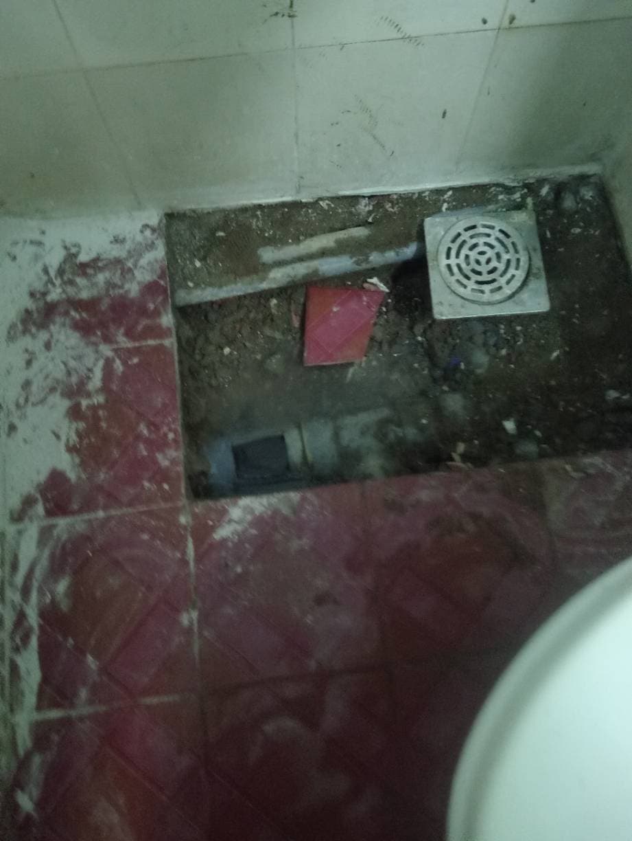 Trước khi sửa: Thông tắc thoát sàn toilet bằng máy lò xo tại TPHCM tại TPHCM