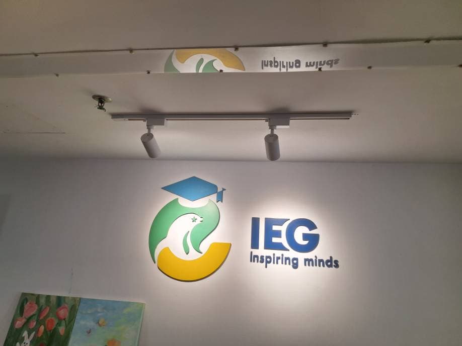 Kết quả Lắp đặt hệ thống đèn rọi LED chiếu sáng logo văn phòng TPHCM tại TPHCM — thợ Trần Quốc Đông