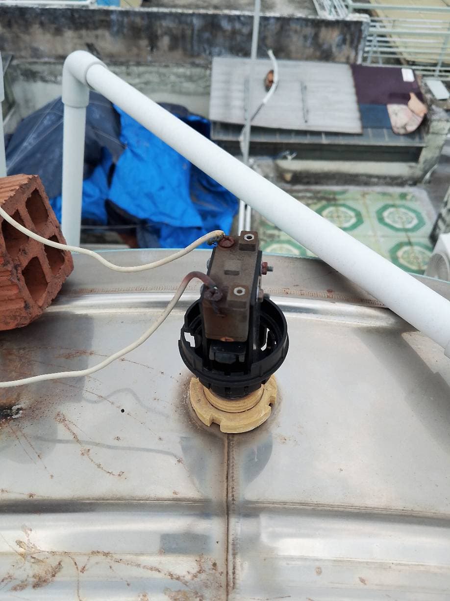 Trước khi sửa: Thay thế phao điện tự động bồn nước tại TPHCM uy tín tại TPHCM