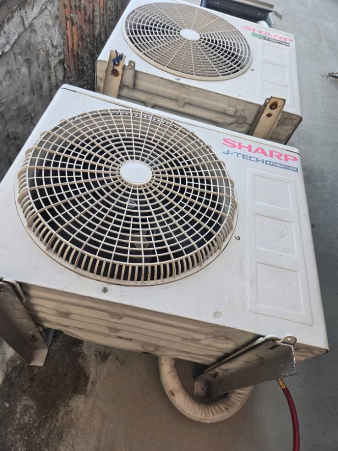 Trước khi sửa: Nạp gas R32 máy lạnh Sharp Inverter tại TPHCM giá rẻ tại TPHCM