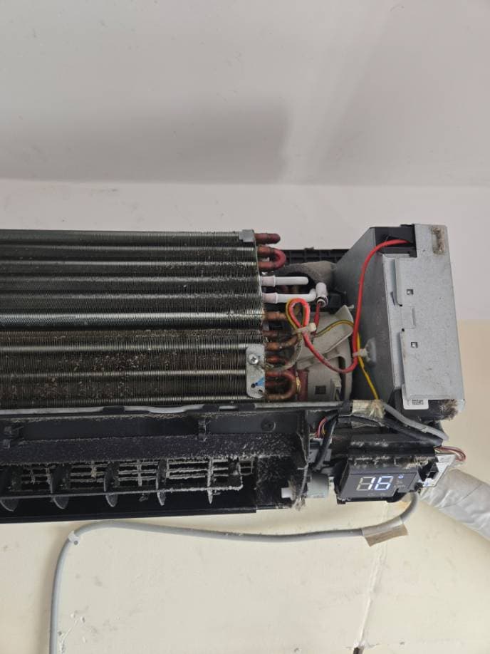 Trước khi sửa: Hàn xì tán và nạp gas máy lạnh Samsung tại TPHCM tại TPHCM