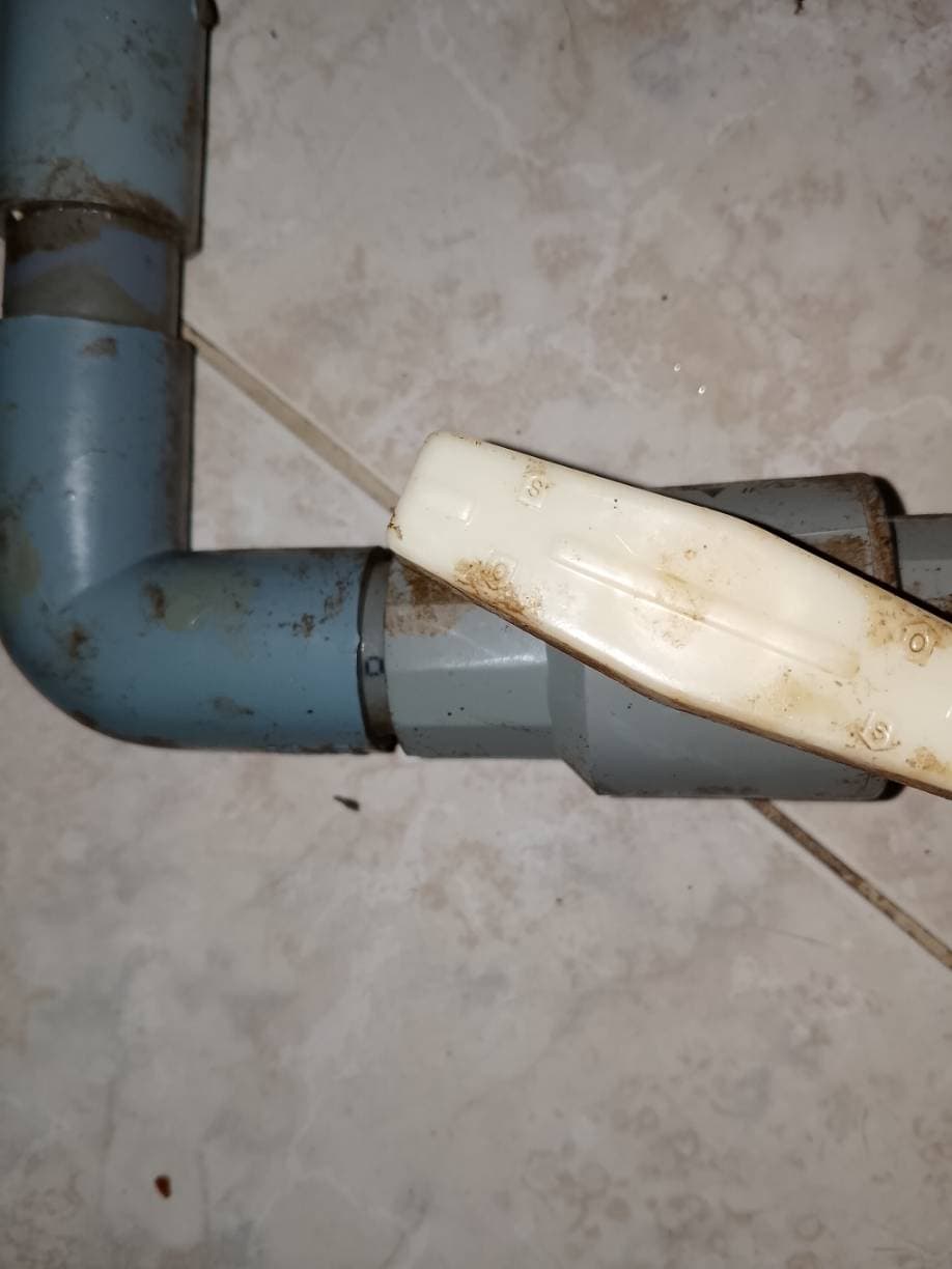 Trước khi sửa: Thay thế van bi nhựa bồn nước tại TPHCM giá rẻ tại TPHCM