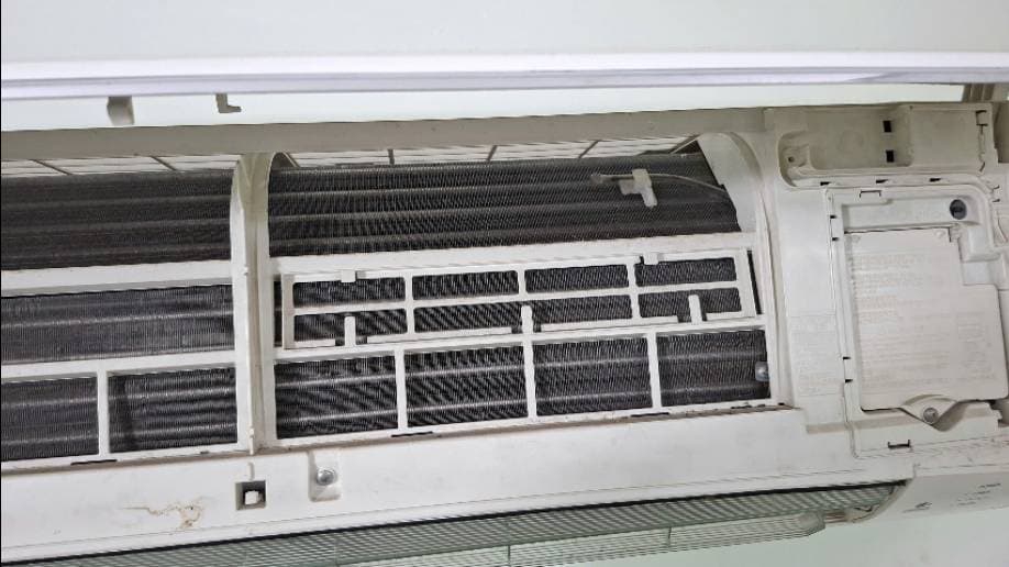 Trước khi sửa: Vệ sinh máy lạnh treo tường chuyên nghiệp tại TPHCM giá rẻ tại TPHCM