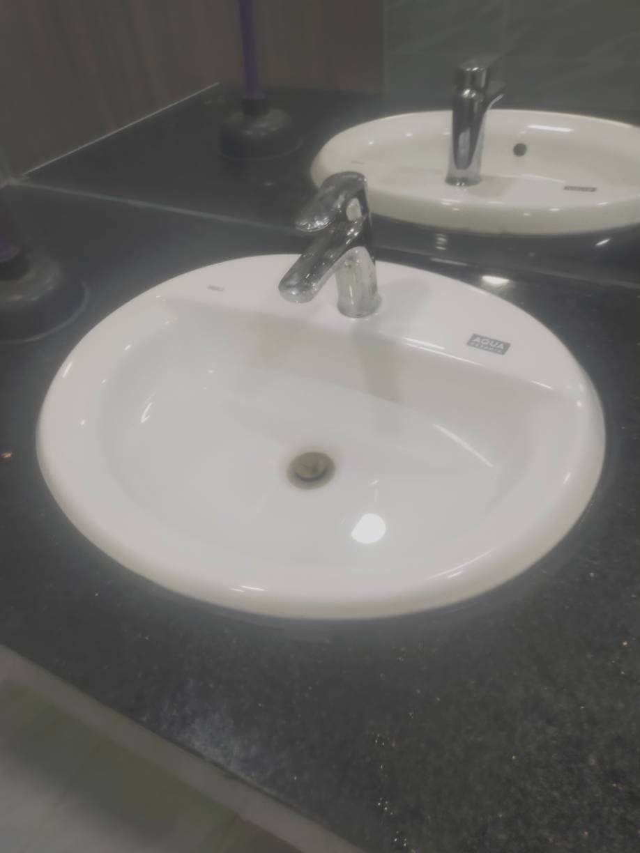 Trước sửa lavabo AQUA tại TPHCM — thợ Lê Tuấn