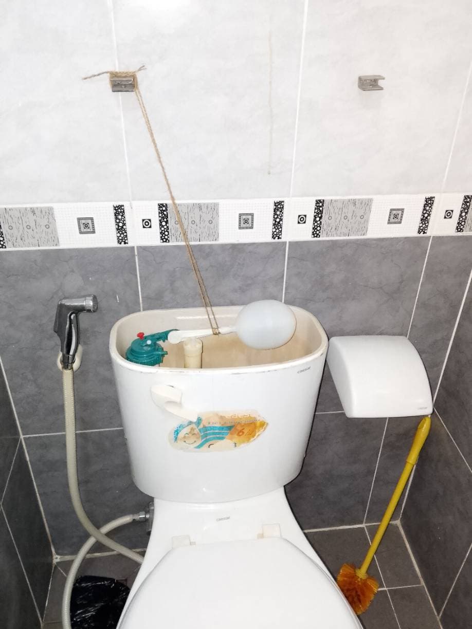 Trước sửa bồn cầu Caesar tại TPHCM — thợ Đỗ Nhiều