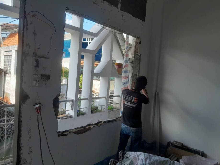 Trước — Chống thấm tường trần, thi công thạch cao và sơn nhà Tân Bình