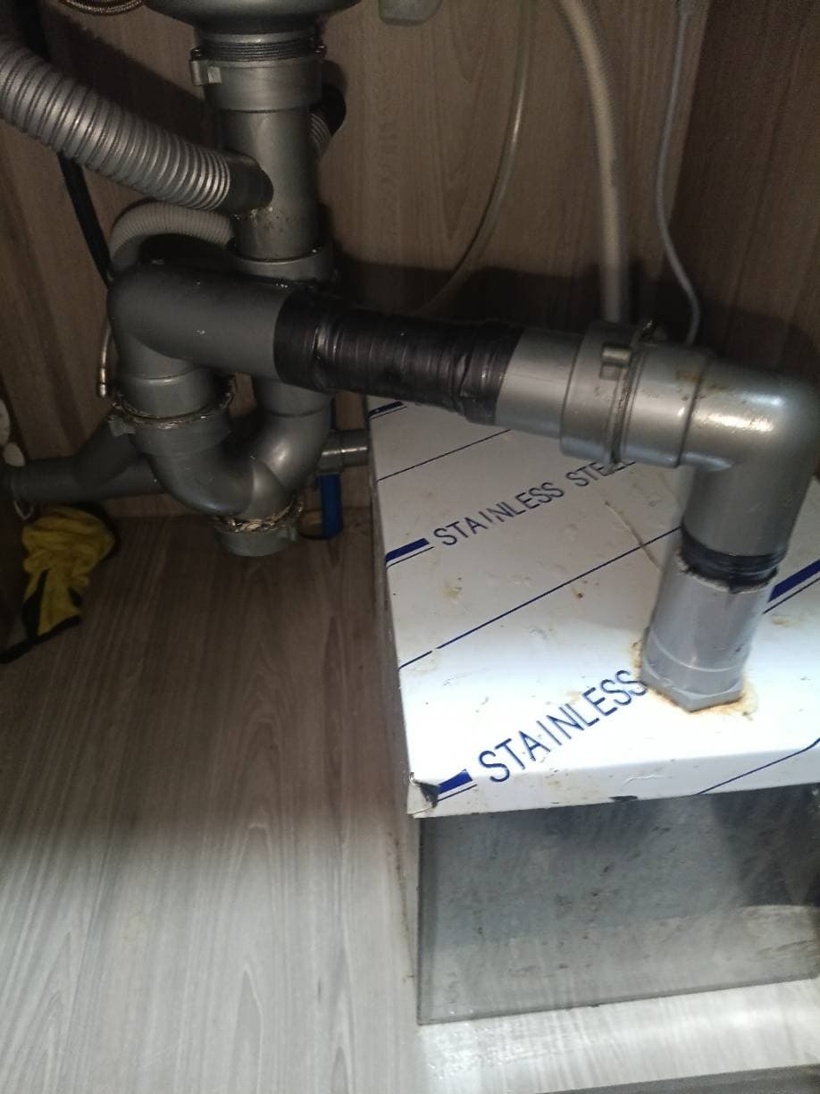 Trước khi sửa: Lắp đặt bể tách mỡ và thay ống thoát chậu rửa tại TPHCM tại TPHCM