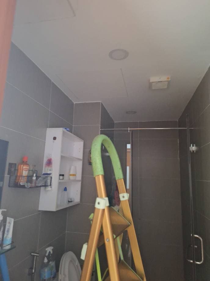 Trước khi sửa: Thay đèn LED âm trần phòng tắm tại TPHCM giá rẻ tại TPHCM