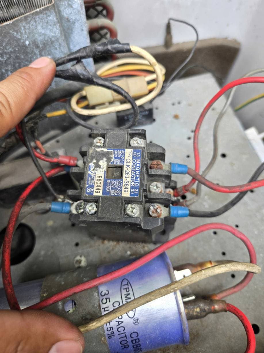 Trước khi sửa: Máy lạnh yếu lạnh hẳn, mở ra kiểm tra phần điện thấy con Contactor S649 (40A tại TPHCM