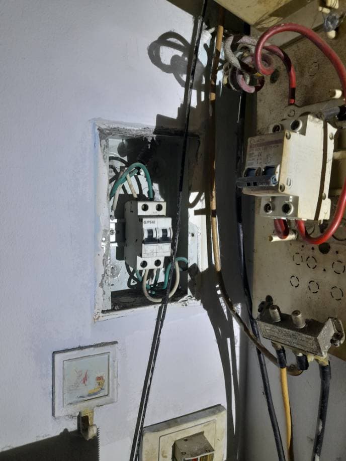 Trước sửa: Thay thế CB tủ điện âm tường tại quận Gò Vấp tại Gò Vấp — thợ Trương Công Việt Trân