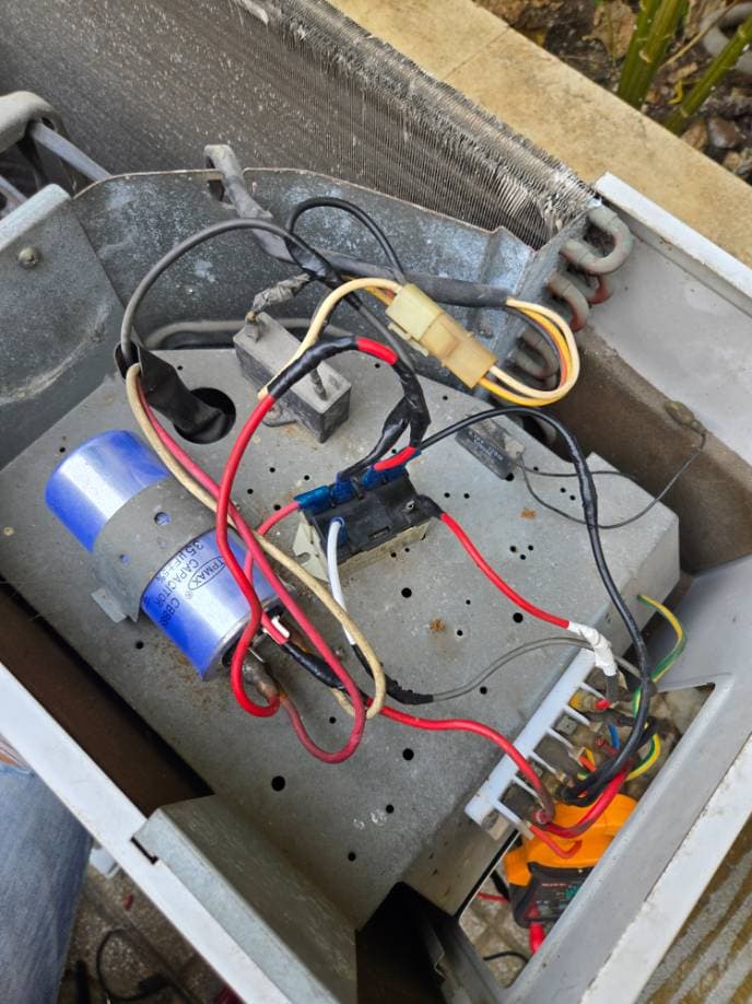 Kết quả Máy lạnh yếu lạnh hẳn, mở ra kiểm tra phần điện thấy con Contactor S649 (40A tại TPHCM — thợ Lê Hữu Lộc