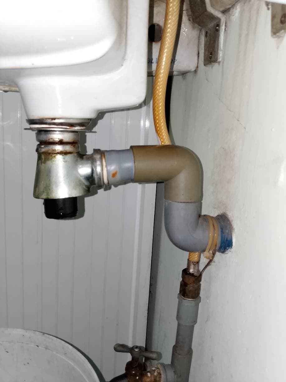 Trước khi sửa: Thay bộ xả lavabo và ống thoát nước tại TPHCM tại TPHCM