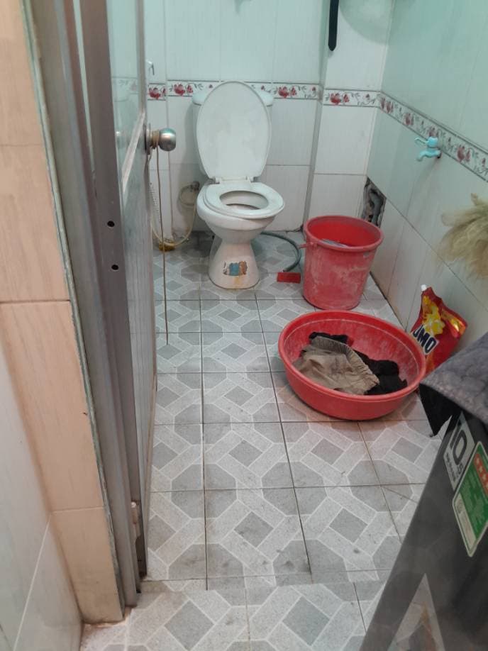 Trước khi sửa: Thay ống thoát nước bồn cầu âm nền tại TPHCM tại TPHCM