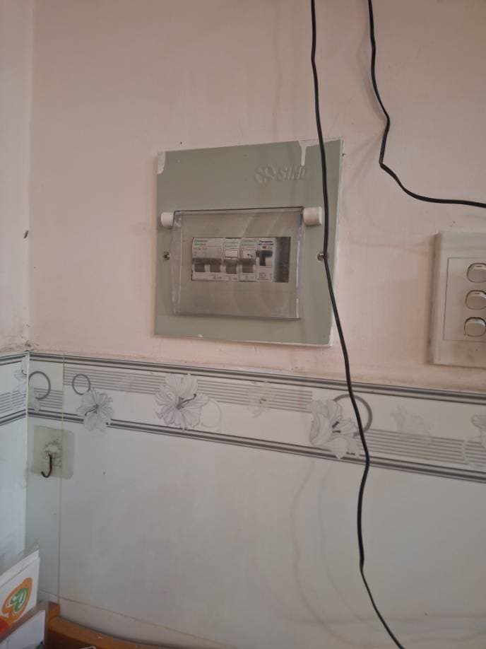 Sau khi hoàn thành sửa tủ điện âm tường Sino tại TPHCM — thợ Trần Quốc Đông
