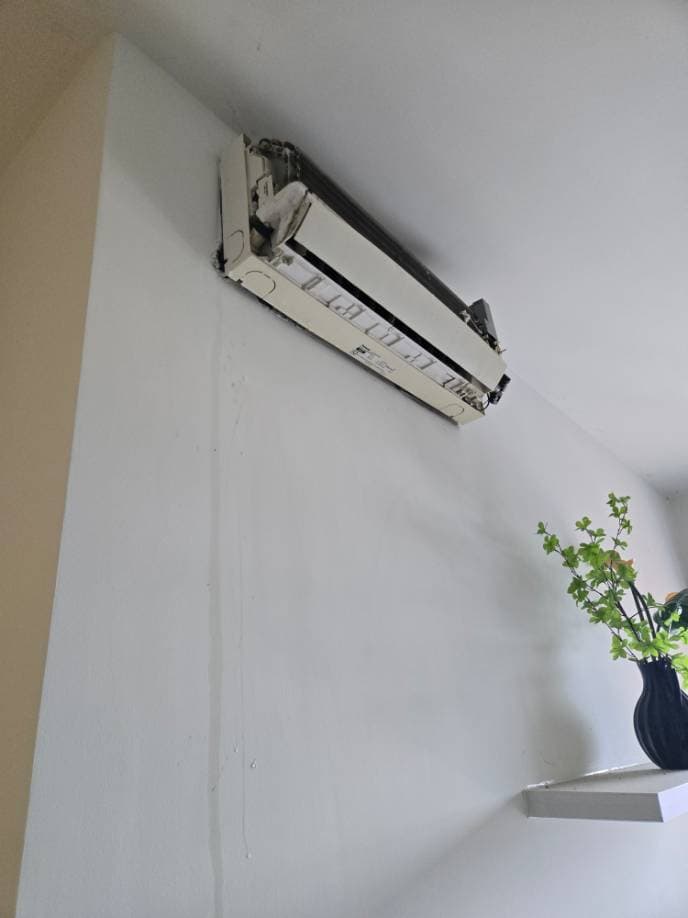 Trước khi sửa: Lắp đặt lại máy lạnh bị bung giá treo tại TPHCM tại TPHCM