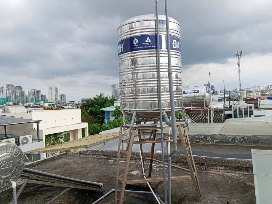 Sau khi hoàn thành sửa bồn nước inox Tân Á Đại Thành tại Phường Tân Phong, Quận 7 — thợ Bùi Văn Bảo