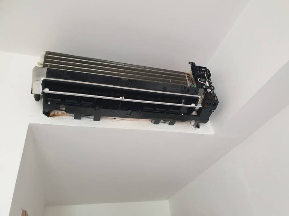 Trước sửa máy lạnh treo tường Toshiba tại TPHCM — thợ Lê Hữu Lộc