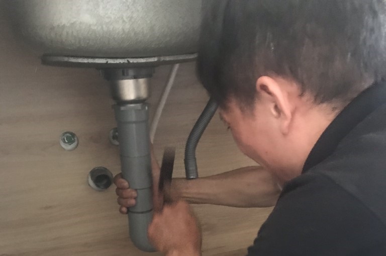 Thợ 1Fix đang lắp bộ xả xi phông cho bồn rửa chén bát mới