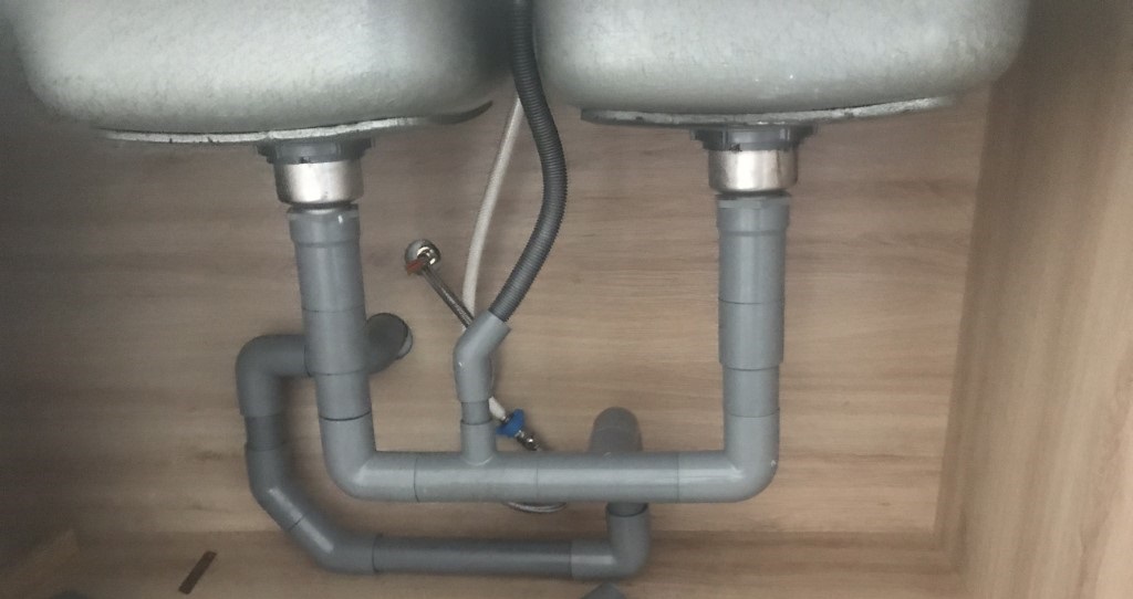 Hệ thống ống xả đôi hoàn chỉnh sau khi lắp bồn rửa chén bát mới — đấu nối chuyên nghiệp bởi thợ 1Fix