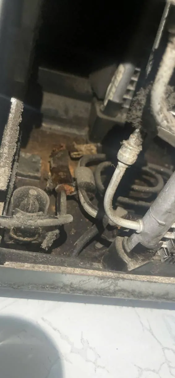Tủ lạnh xì gas tại Tân Bình trước khi sửa — 1Fix
