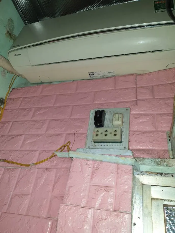 Dàn lạnh máy lạnh bám bụi đen trước khi vệ sinh tại Quận 10