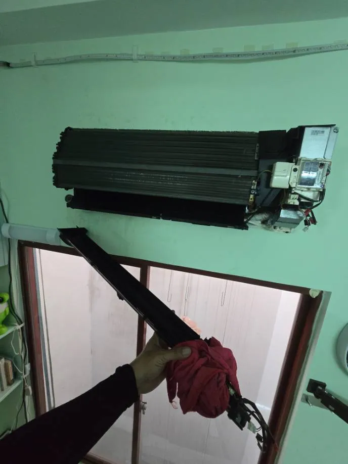 Dàn lạnh máy lạnh đóng bụi đen, lồng quạt cáu bẩn trước khi vệ sinh tại Tân Phú