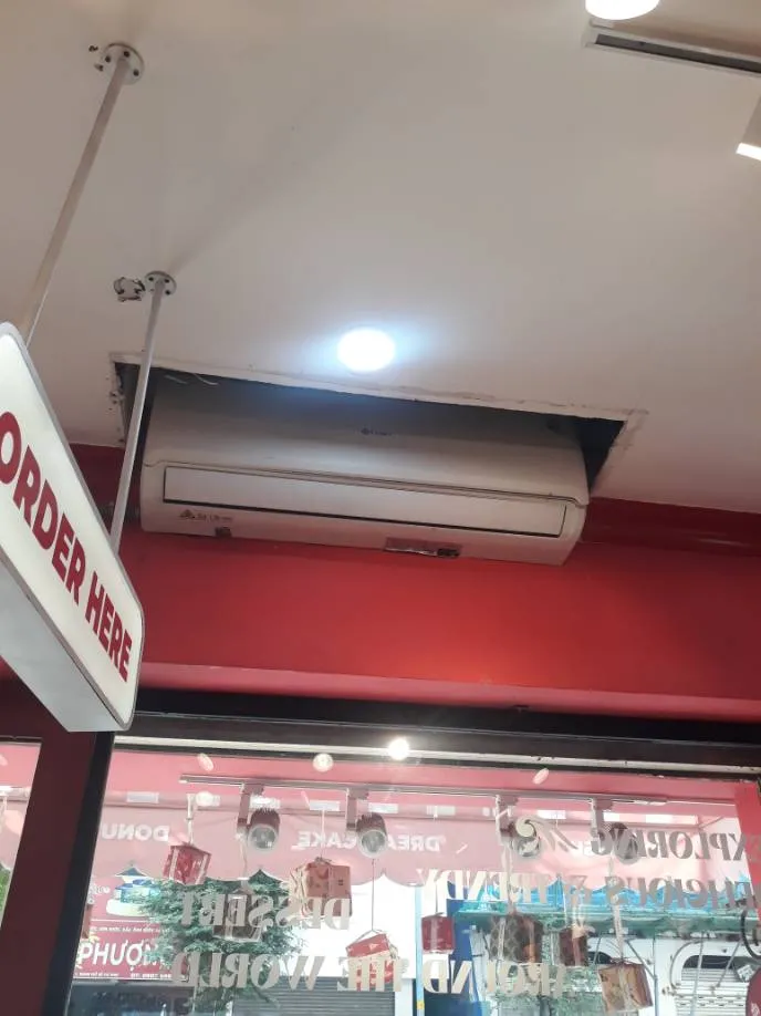 Máy lạnh Casper trong cửa hàng tại Quận 3 không lên nguồn do board chập cháy, thợ 1Fix xử lý tại chỗ