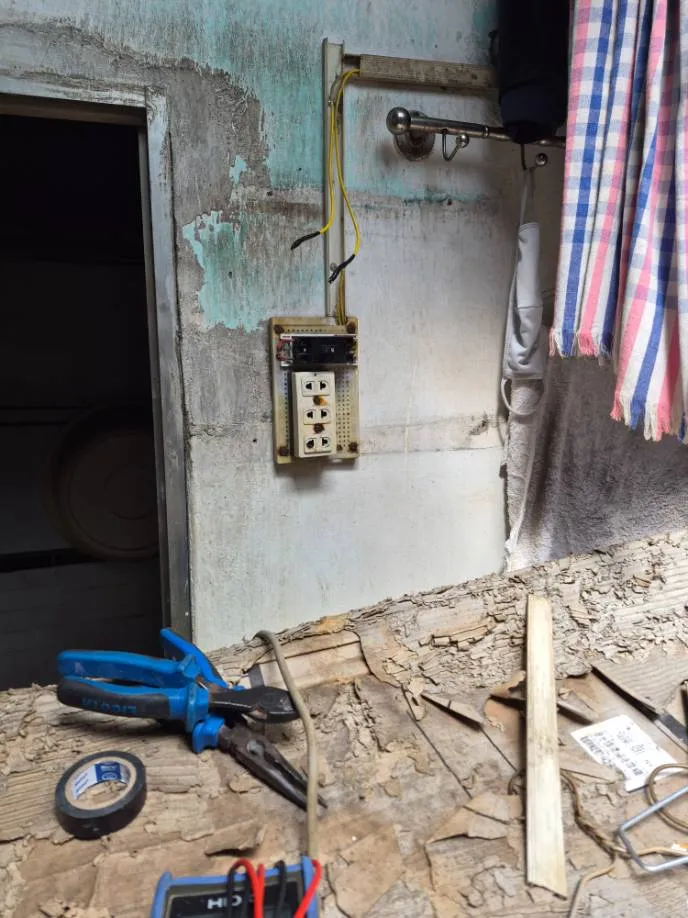 Hiện trường trước khi sửa ca chập điện tại bảng điện chính, Phường Bình Tây, Quận 6