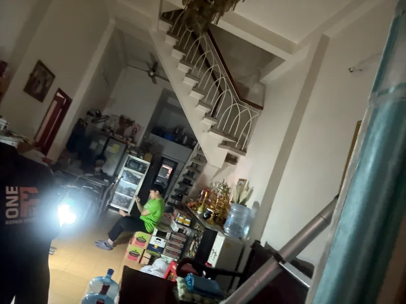 Hiện trường trước khi sửa ca dò chập âm tường tại Phường Bến Thành, Quận 1 — đục đúng mảng tường, thay đoạn dây chảy cách điện, tổng 3.636.000đ (mã việc 617543382)