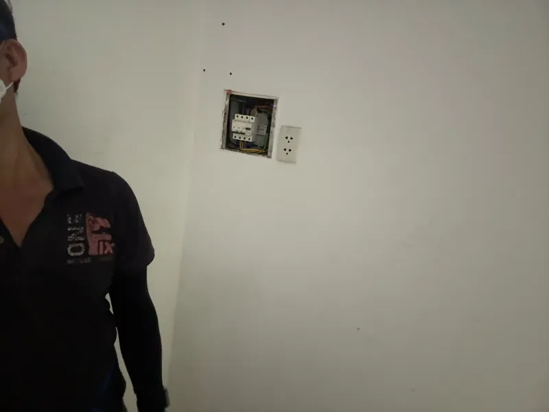 Hiện trường trước khi sửa ca chập dây nguồn âm tường tại Quận 10 — đoạn dây quá tải đã thay bằng dây mới, chi phí 1.100.000đ (mã việc 619424414)
