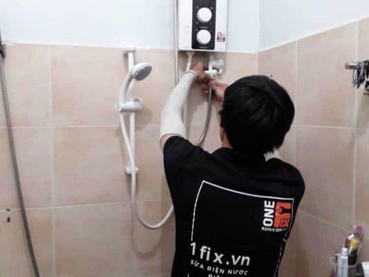 Thợ 1Fix đang kiểm tra và sửa chữa đường nước trong nhà tắm tại TPHCM