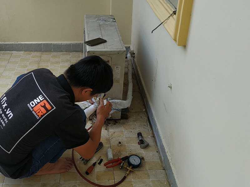 Thợ 1Fix đang vệ sinh dàn lạnh máy lạnh bám đầy bụi bẩn tại nhà khách