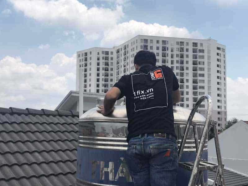 Bồn nước sạch sẽ sau khi được thợ 1Fix vệ sinh và sửa chữa phao cơ.
