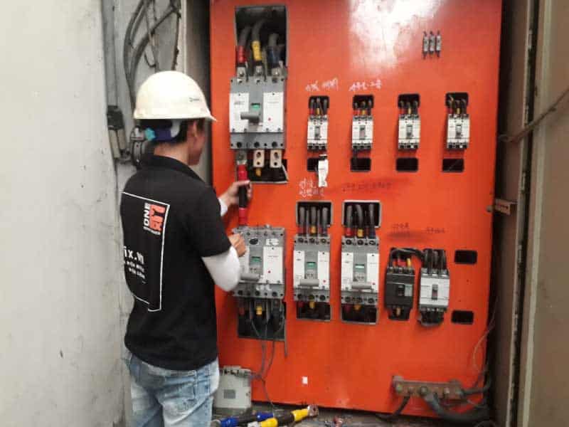 Thợ điện kiểm tra kỹ thuật bên trong tủ điện 3 pha