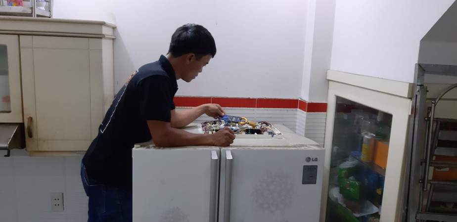 Thợ 1Fix đang kiểm tra và sửa chữa bo mạch tủ lạnh LG tại nhà khách hàng ở TPHCM.