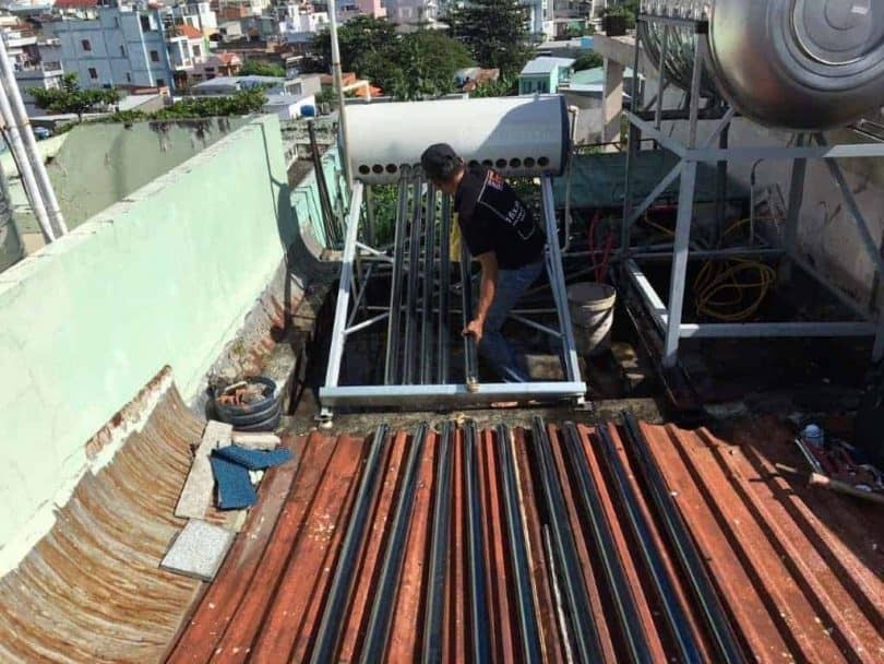 Thợ 1Fix đang tháo ống chân không để vệ sinh hoặc thay thế