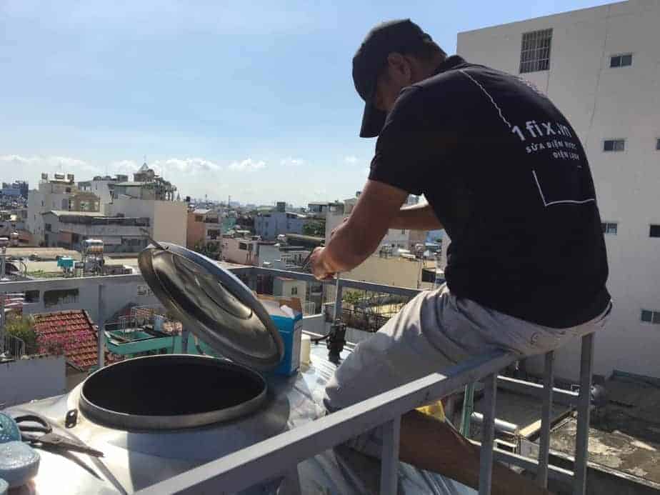 Thợ 1Fix đang thay phao cơ cho bồn nước trên sân thượng